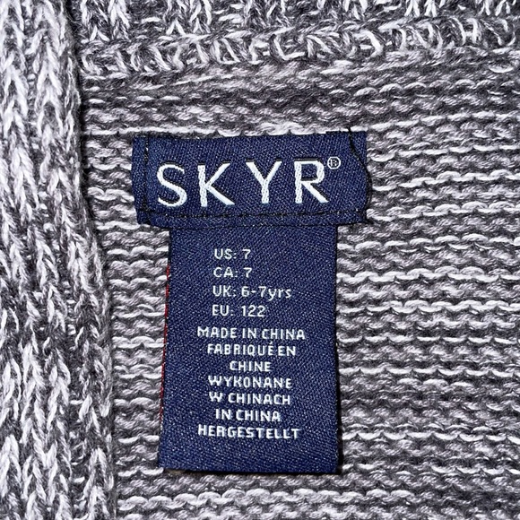 Boys size 7 SKYR cardigan. Grey with Snowflakes. Great condition - Picture 4 of 5